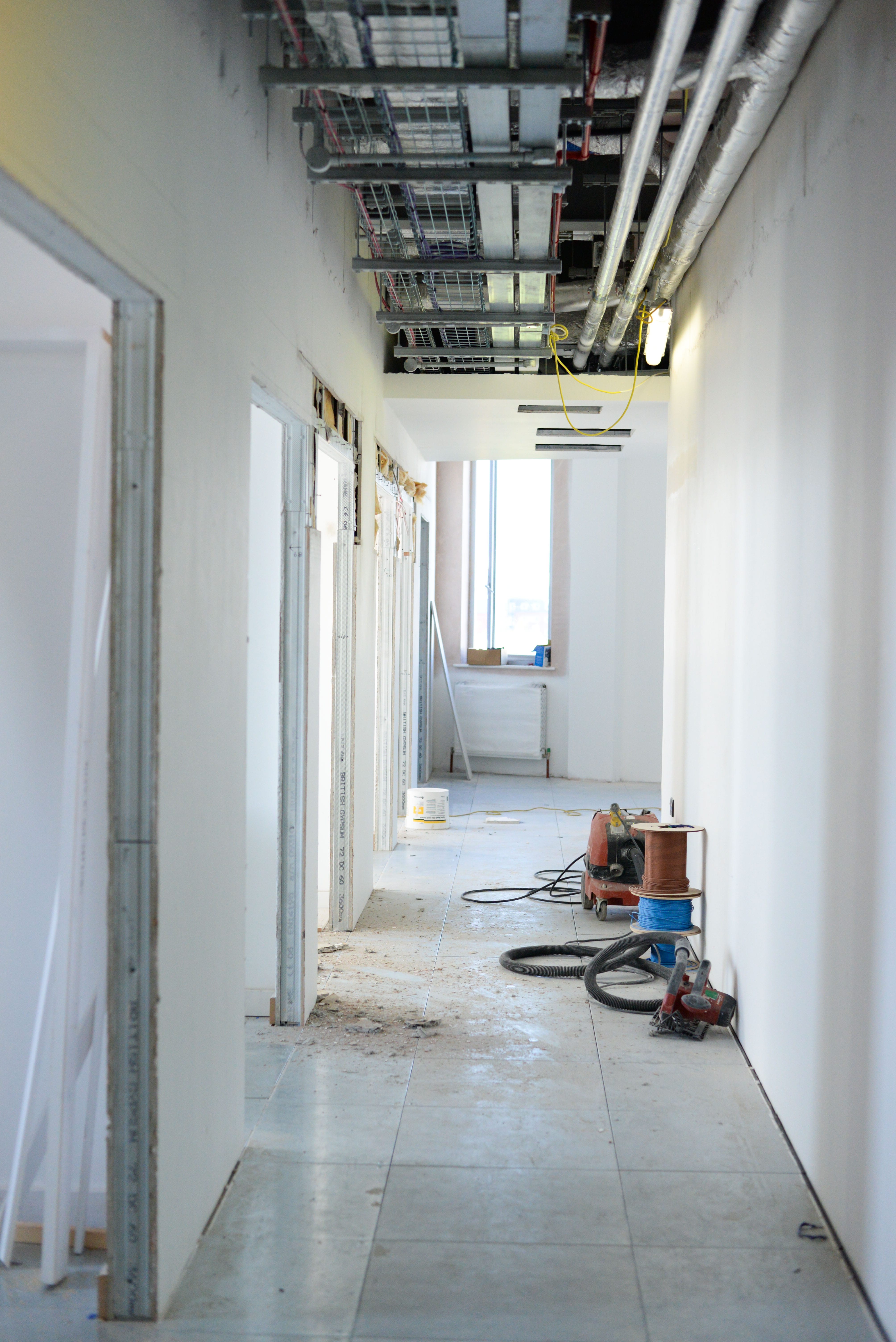 Image of a corridor in construction, the walls have been plastered